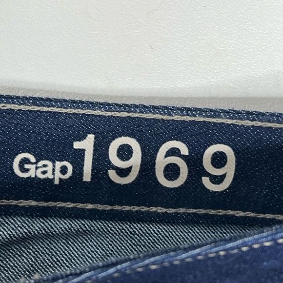 Gap | Slim Cut-Off Maddie High Rise Raw Hem Denim Shorts - Picture 2 of 5